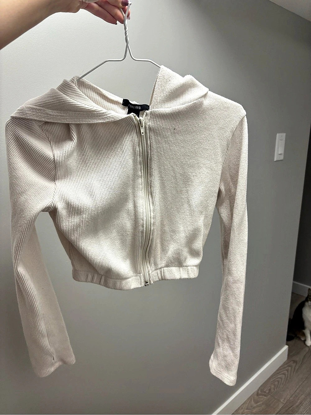 FOREVER 21 Cream Cropped Hoodie Size Medium Like New